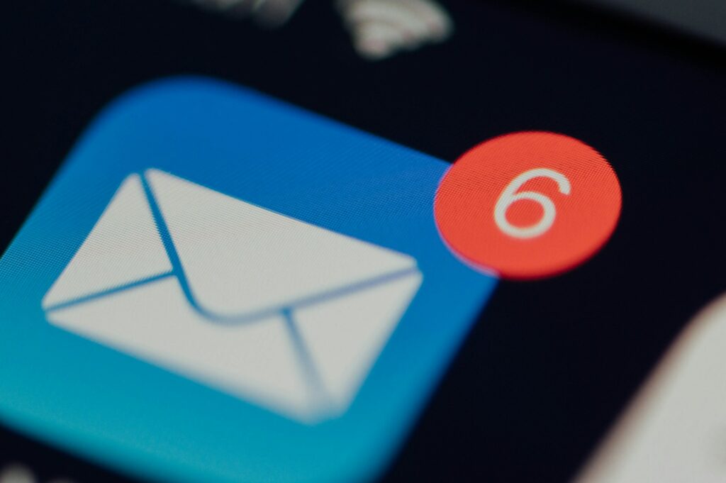 An email icon with 6 in the corner signifying 6 new email messages on someone's phone.